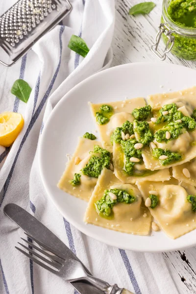 İtalyan ıspanak ravioli pesto sos ve parmesan ile.