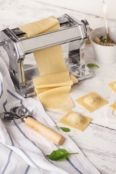 Makarna Makine ve dolgu ile taze ev yapımı pişmemiş mantı.