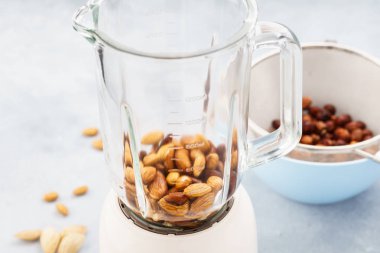 Blender ve badem suda ıslatılmış. Vegan süt yapma.