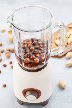 Blender ve fındık suya batırılmış. Sağlıklı Vegan süt yapma