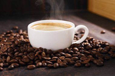 Buhar ve kavrulmuş kahve çekirdekleri ile sıcak kahve.