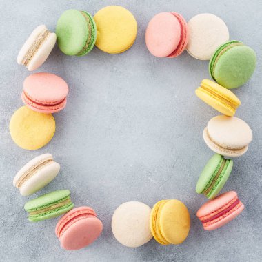 Çerçeve renkli Fransız macarons yaptı. Yaratıcı arka plan.