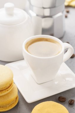 Sarı Fransız macarons meyve doldurma ve bir fincan espresso ile.