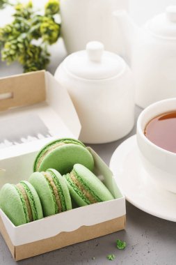 Fıstıklı macarons berry doldurma ve tatlı çay ile.