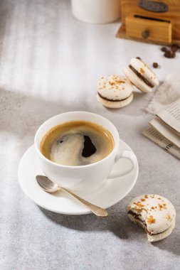 Çikolata macarons ve tatlı için kahve. Bir kafede kahve gün.