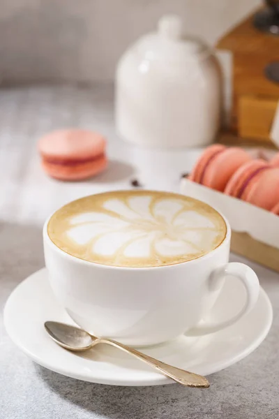 Xícara de cappuccino e macarons para sobremesa. Luz natural . — Fotografia de Stock