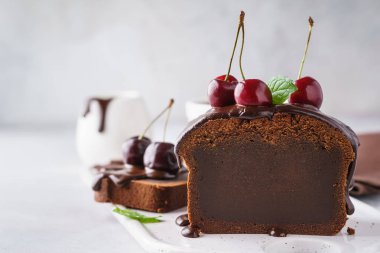 Kiraz, nane ve çikolata sır ile çikolata somun kek.