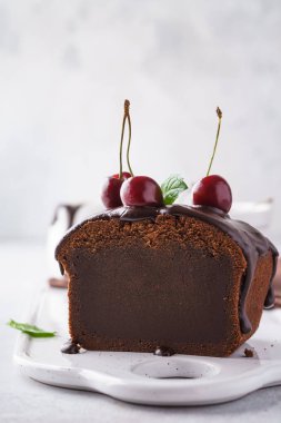 Taze çilek ile çikolata somun kek. Boşluk Kopyala.