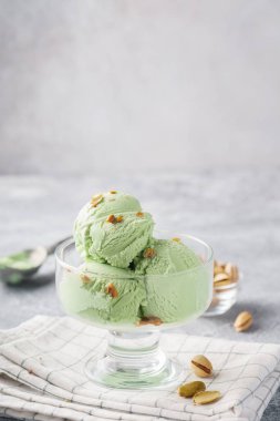 Kıyılmış fındık ile bir kasede fıstık dondurması