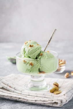 Kıyılmış fındık ile bir kasede fıstık dondurması