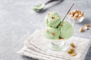 Kıyılmış fındık ile bir kasede fıstık dondurması