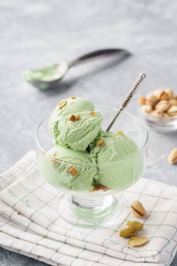 Kıyılmış fındık ile bir kasede fıstık dondurması