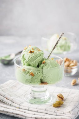 Kıyılmış fındık ile bir kasede fıstık dondurması