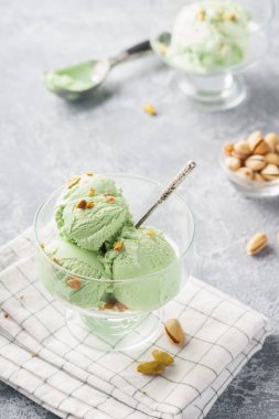 Kıyılmış fındık ile bir kasede fıstık dondurması