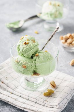 Kıyılmış fındık ile bir kasede fıstık dondurması