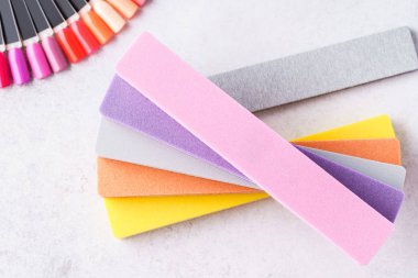 Renkli çivi dosyaları, renk örneği paletleri. Manikür aletleri.