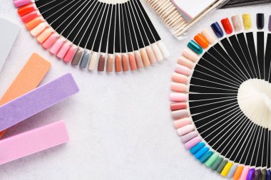 Manikür için profesyonel kozmetik aksesuarları. Swatch paletleri.