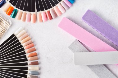 Manikür için profesyonel kozmetik aksesuarları. Swatch paletleri.