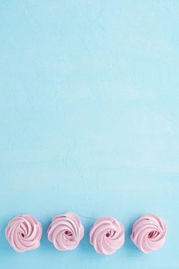 Pastel mavi zemin üzerine çilek marshmallow. Tex için alan