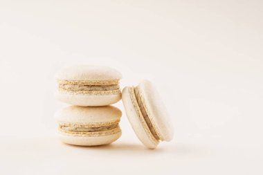 Hafif arka planda Fransız Vanilya Makaron yığını.