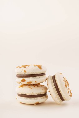 Hafif arka planda çikolata doldurma ile Fransız Makaron.