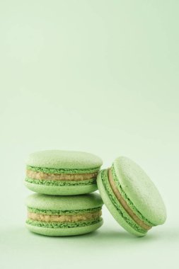 Aynı renk arka planda yeşil fıstık Makaron yığını.