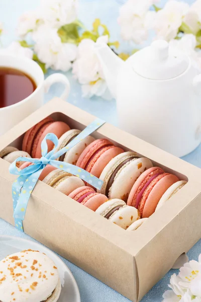 Fransız Makaron ve tatlı için çay ile hediye kutusu.