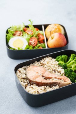 Sağlıklı gıda ve malzemelerle çeşitli öğle yemeği kutuları.