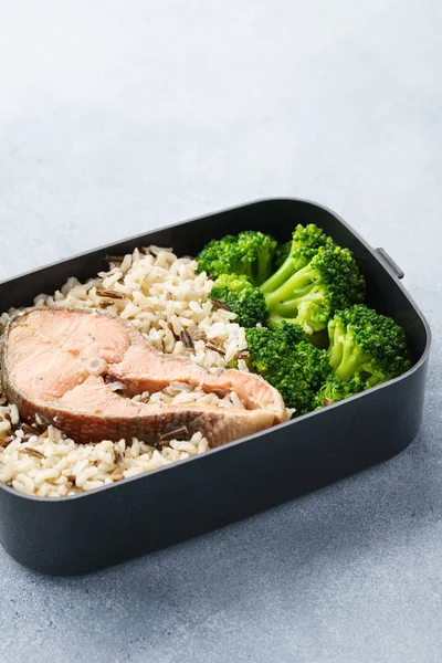 Nutritious lunch box with brown rice, broccoli and salmon. — Stock Photo, Image