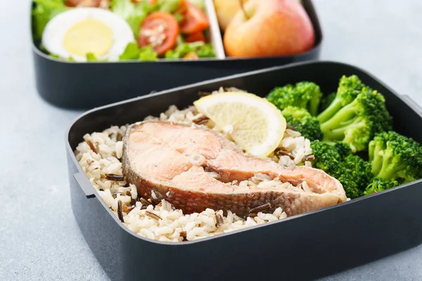 Various lunch boxes with healthy food and ingredients. — Stock Photo, Image