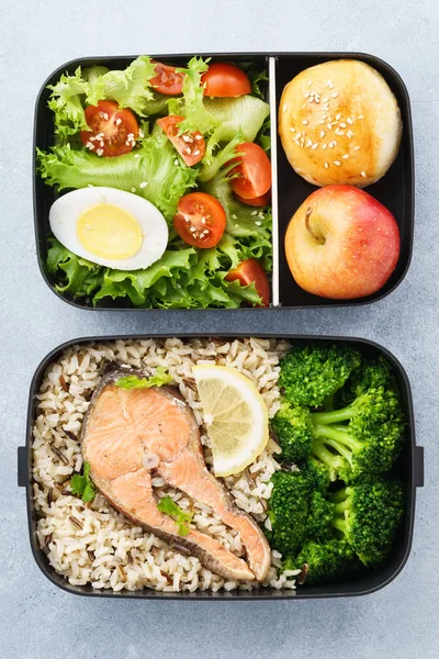 Lunch boxes with food ready to go for work or school. — Stock Photo, Image