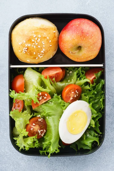 Healthy vegetarian lunch box with salad, nuts and apple. — Stock Photo, Image