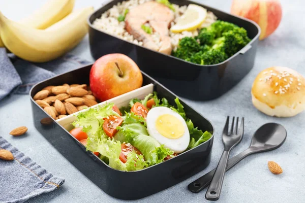 Various lunch boxes with healthy food and ingredients. — Stock Photo, Image