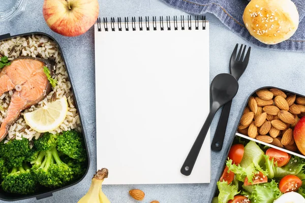 Dieet plan mockup met gezonde lunchboxen en lege Kladblok. — Stockfoto