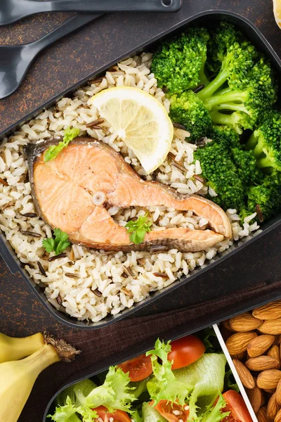 Lunch boxes with food ready to go for work or school. — Stock Photo, Image