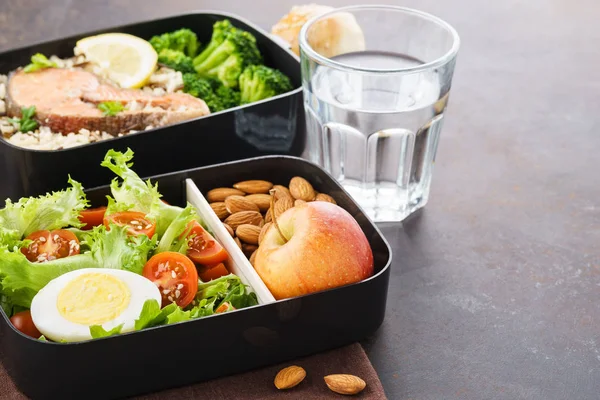 Lunch boxes with food ready to go for work or school. — Stock Photo, Image