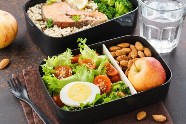Lunch boxes with food ready to go for work or school. — Stock Photo, Image