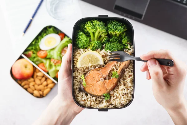 Male hands holding takeaway lunch box with healthy food. — Stock Photo, Image