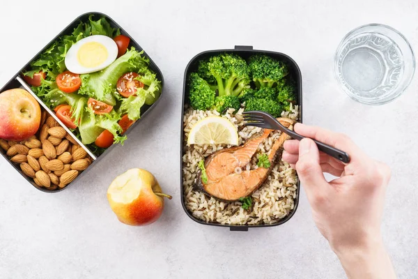 Man eten voeding lunch van afhaalmaaltijden Lunchbox. — Stockfoto