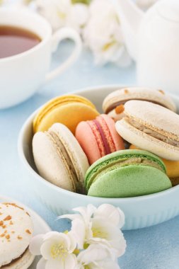 Bir kase farklı dolgular ile renkli Fransız makarnalar.