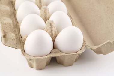 Karton, kutu, tepsi veya kapta tavuk yumurtaları.