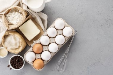 Tatlı pasta için çeşitli pişirme malzemeleri. Hamur tarifi.