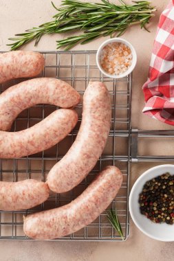 Otlar ve baharatlar ile ızgara rendeleyin Çiğ sosis.