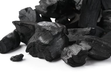 Beyaz üzerine izole kömür parçaları yığını.