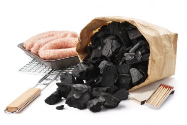 Kağıt torba kömür, ızgara, sosis. Barbekü hazırlık seti