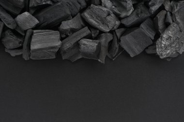 Kopyalama alanı ile siyah kömür arka plan, üst görünüm.