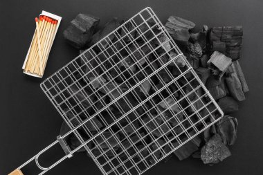 Kömür parçaları ve kibrit kutusu üzerinde Barbekü ızgara ızgara.