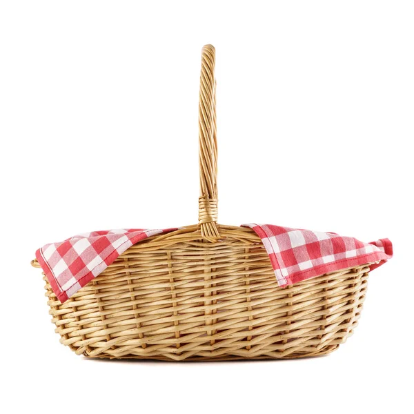 Pusty Wiklinowy kosz z czerwonym obrusem w kratkę na piknik. — Zdjęcie stockowe
