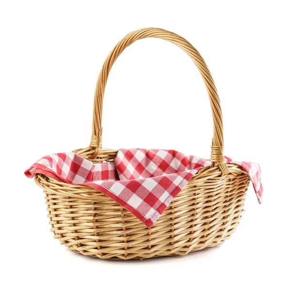 Lege rieten mand met rood geruite tafelkleed voor picknick. — Stockfoto