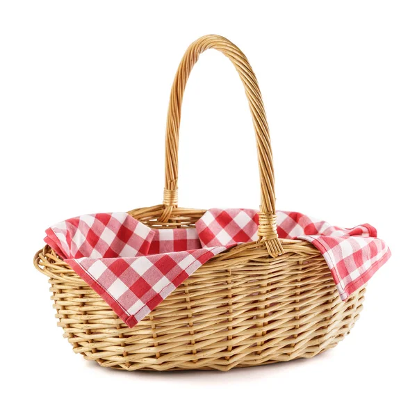 Lege rieten mand met rood geruite tafelkleed voor picknick. — Stockfoto